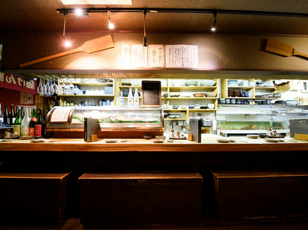 臨場感あふれるカウンターに完備されたカップルシート