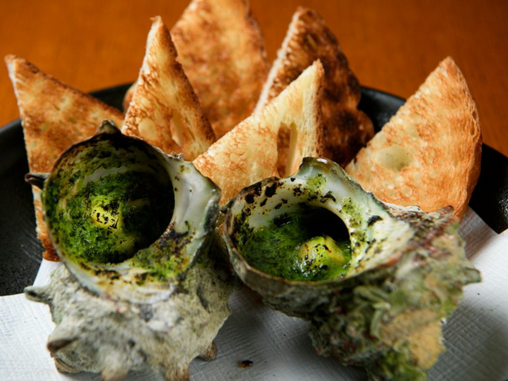 従来の壺焼きが一変。洋風なテイストでサザエを味わえる『サザエパン』