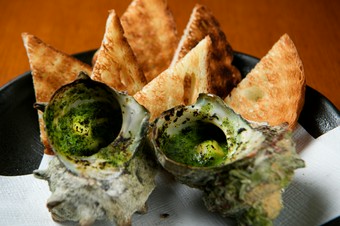 従来の壺焼きが一変。洋風なテイストでサザエを味わえる『サザエパン』