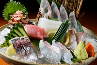 天然・旬魚を7種たっぷりと食べ比べできる『刺身の盛り合わせ』