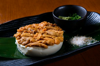 オレンジ色に敷き詰められた「うに」の多さに圧倒される『うにまみれとうふ』