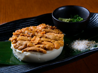 オレンジ色に敷き詰められた「うに」の多さに圧倒される『うにまみれとうふ』