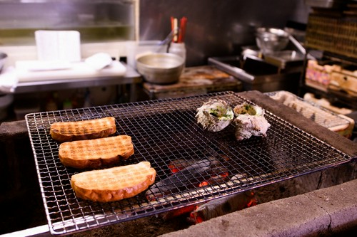 炭火焼だからこそ高められる、素材本来の風合いや旨み