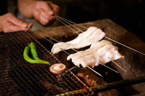 火入れ具合を丁寧に見極めながら仕上がっていく料理