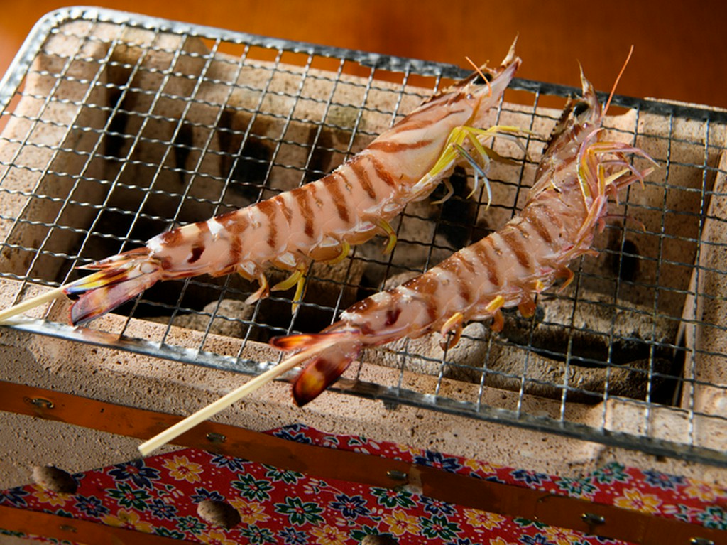 頭からしっぽまで、一尾丸ごと食べられる『活車エビ七輪焼』