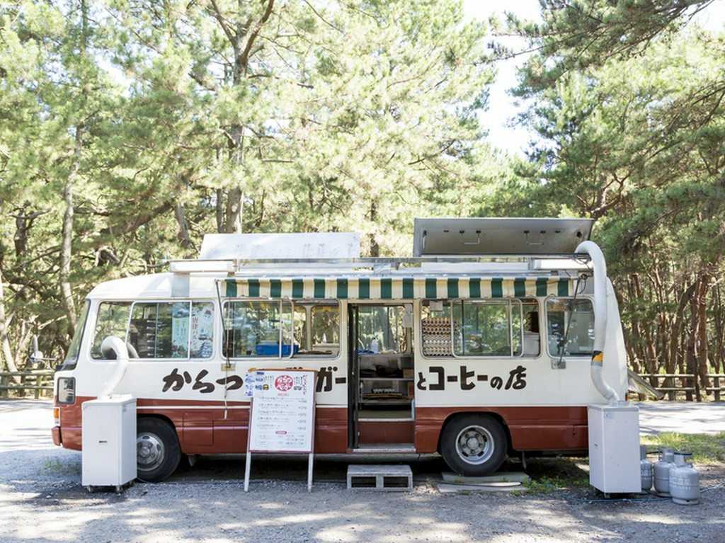 厨房を完備している、可愛らしいマイクロバス