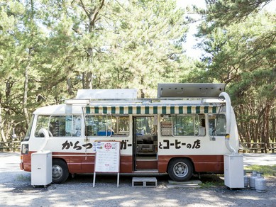 厨房を完備している、可愛らしいマイクロバス