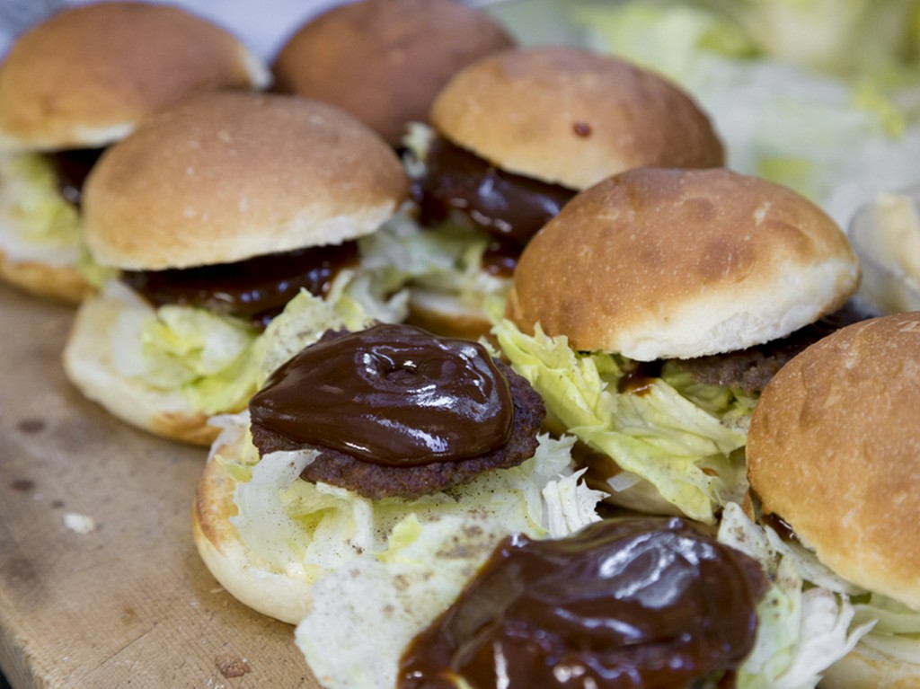 地元はもちろん、遠方からも訪れる人が止まないご当地バーガー