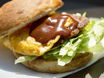玉子と、特製の旨辛ソースの相性抜群『エッグバーガー』