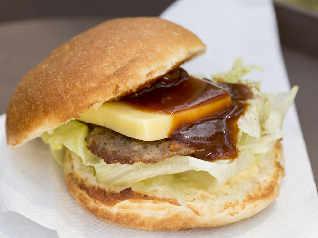 分厚く存在感のあるチーズの濃厚さをパテと一緒に堪能『チーズバーガー』