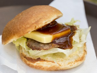 分厚く存在感のあるチーズの濃厚さをパテと一緒に堪能『チーズバーガー』