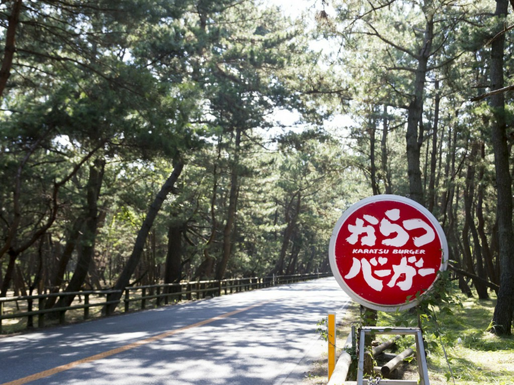 開放感のある屋外で食べられるのも【からつバーガー】の魅力