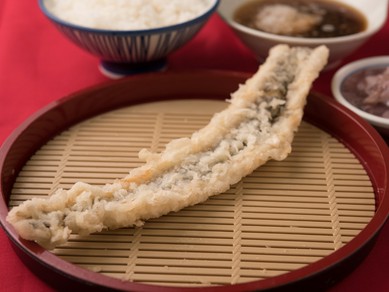 丁寧に揚げる『穴子一本揚げ』