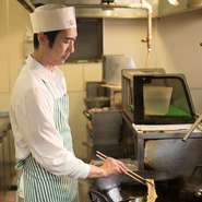 ここ【だるまの天ぷら定食　吉塚本店】では、型にはまったサービスではなくスタッフそれぞれが自分で判断した、マニュアルにはないサービスを提供しています。笑顔を大切にし、気持ちよい接客を心がけています。