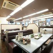 福岡・博多の名物のひとつになっている、揚げ出し天ぷらと塩辛のサービスがつくこのスタイルはウチが元祖です。元祖だからこそ楽しめる本物の味を一度食べに来てください。