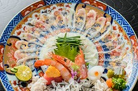 薄く、透き通る鉄刺は、ふぐ料理の定番です。旬の魚介を用いたお刺身と一緒にお召し上がりください。