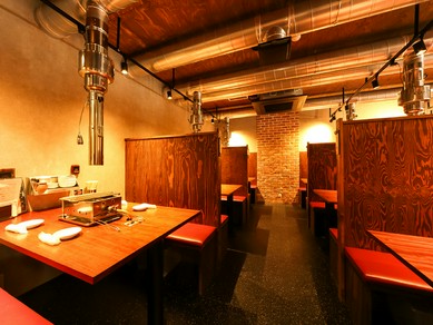 和やかな雰囲気の中で味わう、珠玉な肉料理