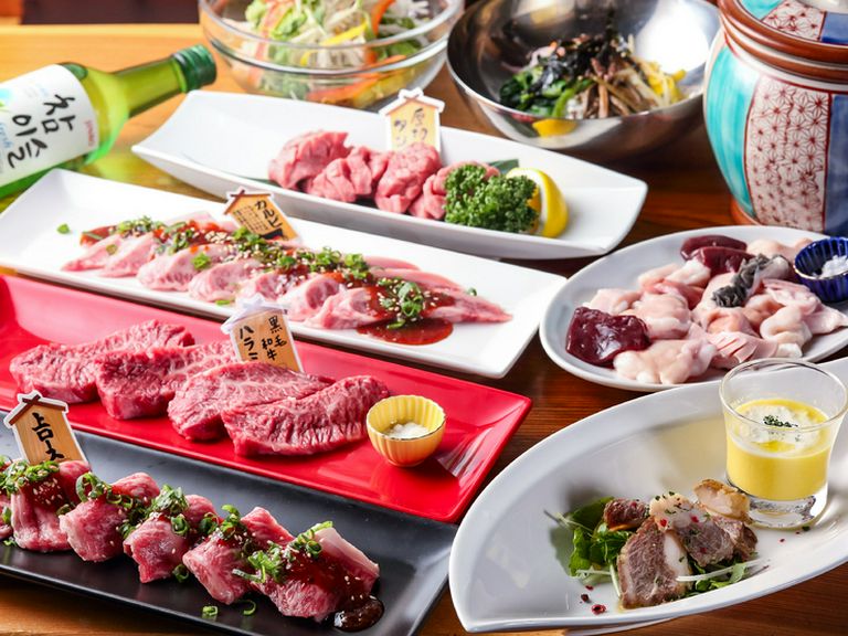 豪華絢爛なコースを前に、にぎわう饗宴の夜