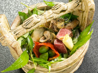 その日に入荷する肉と旬菜を金山寺味噌でいただく『焼物～鮎の蓼焼きとヒレの炭火焼』