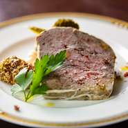 料理はフランスの家庭料理がベースです。素材の持ち味を生かした『子羊を使ったパテ　ド　カンパーニュ』をはじめ、「毎日食べられるフランスのお母さんの味」を目指した料理をいただけます。