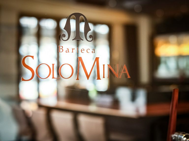 アクセス良好な繁華街の一角に佇む、知る人ぞ知る隠れ家