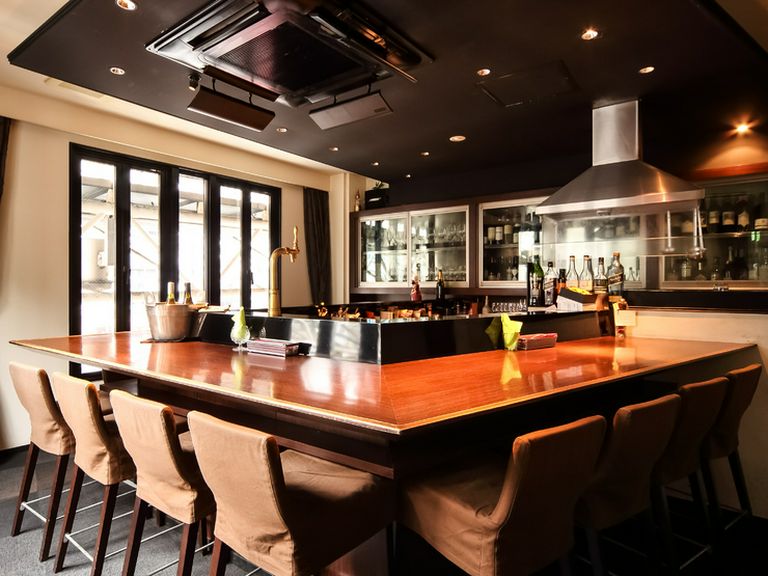 SOLO（お一人様）でも気軽に。思い思いに語り、飲めるカウンター
