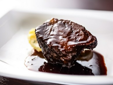 じっくり煮込んだ肉をコクのあるソースで包む、人気のメニュー『和牛ホホ肉の赤ワイン煮込み』