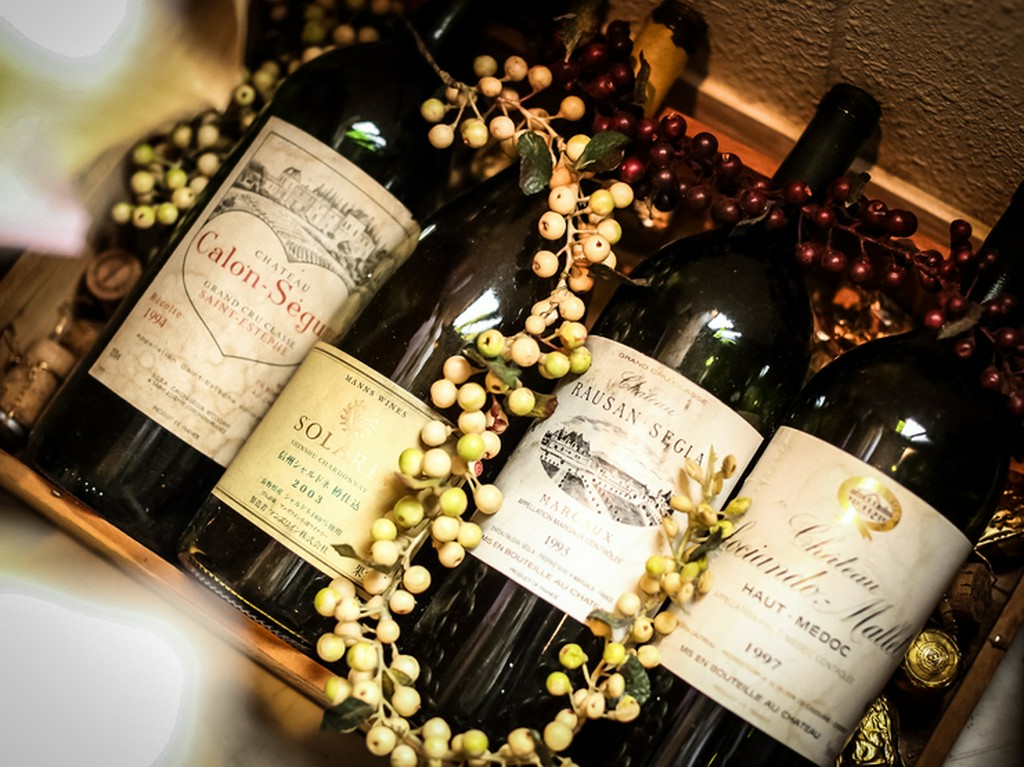 ワインセラーには世界各国のボトルワインが常時80種類