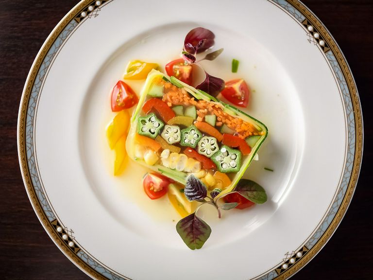 カラフルな旬の味覚がぎっしり。『神戸の季節野菜のテリーヌ』