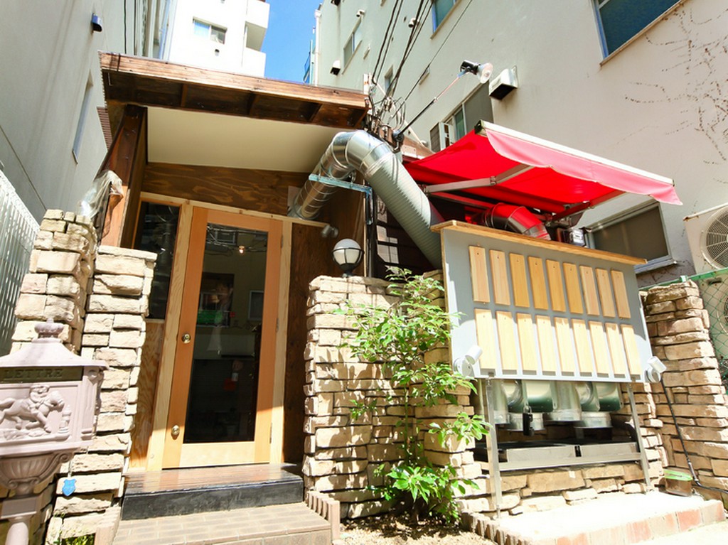 気軽に立ち寄れる、カジュアルな「立ち焼き」のお店