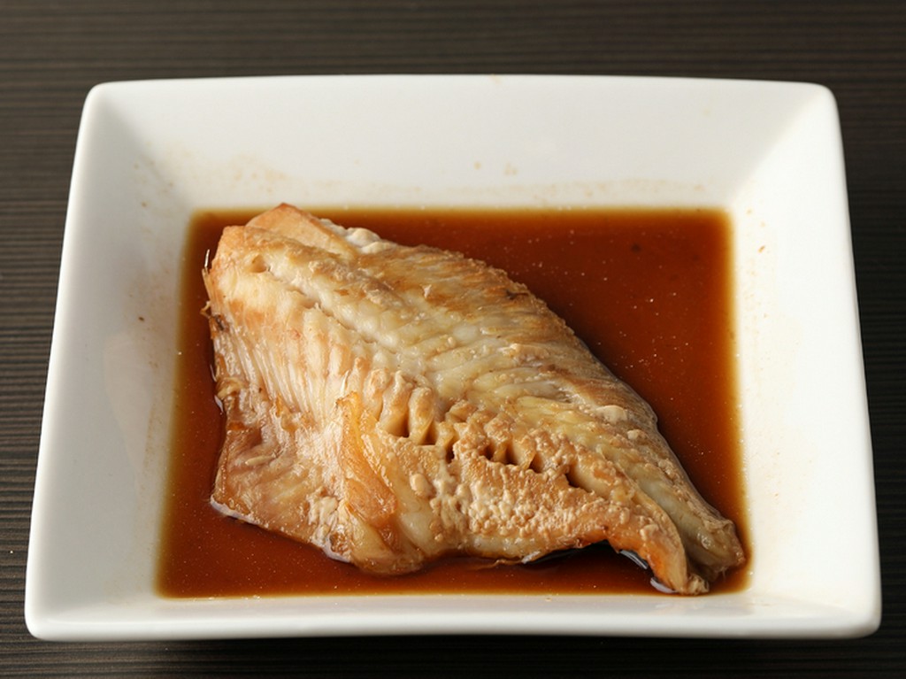 その日に入荷するこだわりの魚を和風だしで、ふっくらと仕上げた『赤魚の煮魚』