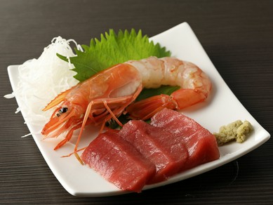 鮮魚の美味しさをまっすぐに味わえる『赤えびと本鮪の刺身』