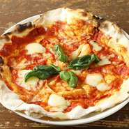 トマトソースベースの王道ピザ。オーダーが入ってから生の生地を伸ばし、自家製トマトソースとモッツァレラチースを乗せて、厨房の窯で焼き上げます。仕上げのフレッシュバジルが、ピザを1つにまとめてくれます。