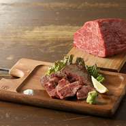 肉の質にこだわり「黒毛和牛」を厳選仕入れ。肉らしい食感と、味がしっかりと濃い良質なものを吟味しています。内モモ、三角バラ、サブトンのほか、トウガラシ、ミスジ、肩三角など希少部位も数量限定で味わえます。