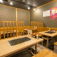 アットホームな店内は、席と席との間が広めに取られており、ベビーカーでの利用もOKです。小さなお子様がいるファミリーには嬉しい限り。目の前で焼き上がっていくもんじゃ焼きに、お子様もワクワク感が隠せません。