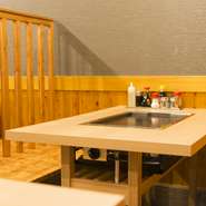 気取らず利用でき、カジュアルなデートにぴったり。目の前の鉄板に置かれた熱々のもんじゃ焼きや鉄板料理を2人でシェアしていただけば、自然と会話も盛り上がります。