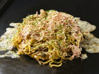 ソースと麺が程良く絡み合う『ピリ辛モダン』