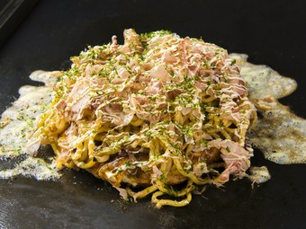 ソースと麺が程良く絡み合う『ピリ辛モダン』