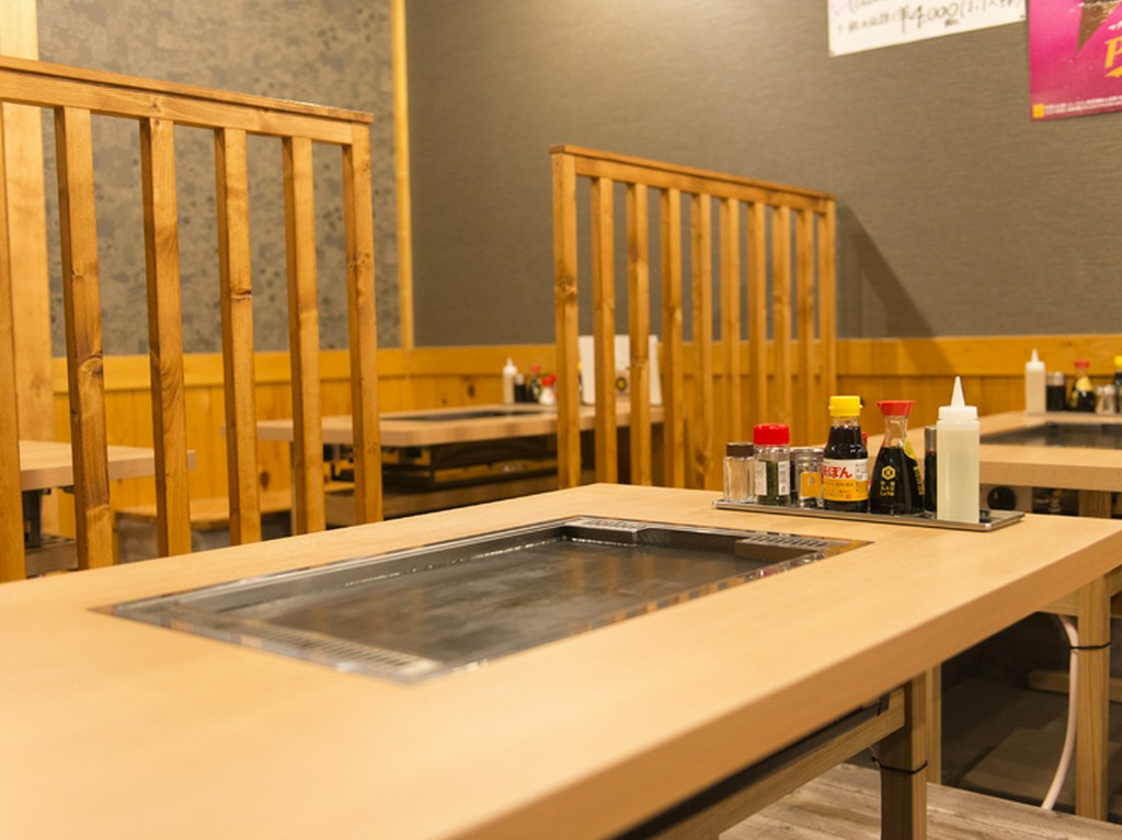 各テーブルには鉄板を完備。いつまでも熱々の料理を満喫