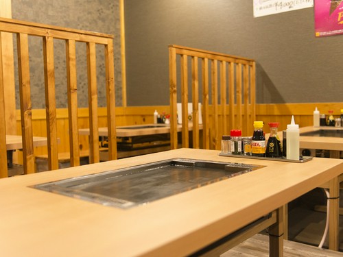 各テーブルには鉄板を完備。いつまでも熱々の料理を満喫