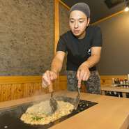 リラックスして楽しい時間をお過ごしいただけるように、堅苦しくない、フレンドリーな接客を心掛けています。目の前の鉄板で焼き上げますので、できたての熱々をご賞味ください。