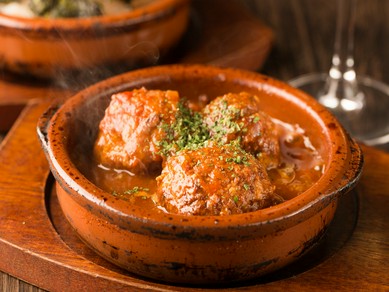 スペイン産の耐熱土鍋で味わう、アツアツの『肉だんごのトマト煮込み』