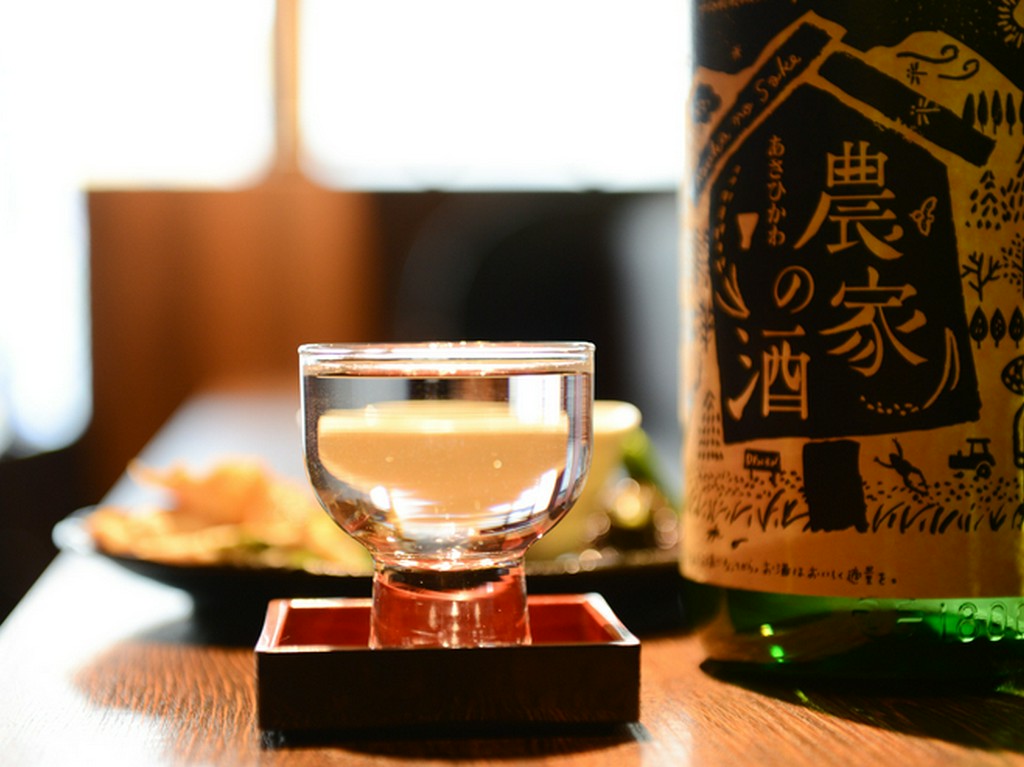 セルフコーナーの日本酒、芋焼酎、泡盛は300円！全国各地の日本酒が600円～