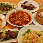 中華の定番メニューや当店の人気メニューが楽しめるご宴会コースは、
2名様～ご注文いただけるものや、飲み放題付のコースなど多数ご用意しております。
ぜひお仲間内やご家族などとご一緒にご堪能ください。