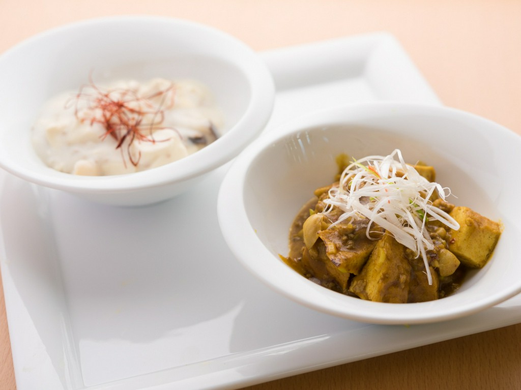 地元民が愛する、有名豆腐店の舌触りなめらかな豆腐を使用