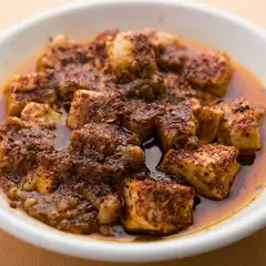 旨味たっぷりの辛さが癖になる『伏見屋さんの豆腐で作った赤マーボー豆腐』