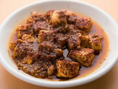 旨味たっぷりの辛さが癖になる『伏見屋さんの豆腐で作った赤マーボー豆腐』