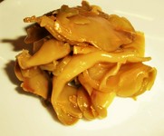 ごま油を効かせた甘い味付けです。