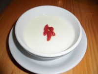 金木犀のお酒につけたクコの実をのせた柔らかい杏仁豆腐です。