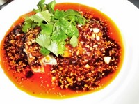 山椒や複数の唐辛子、ラー油で作った刺激的なたれをかけました。